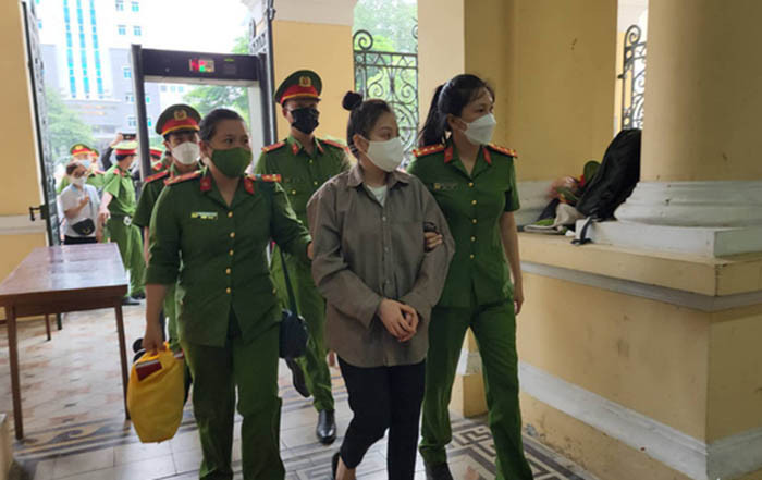 Người dân TP Hồ Chí Minh đến tòa từ sớm chờ xét xử "dì ghẻ" và cha ruột bạo hành bé gái 8 tuổi đến chết